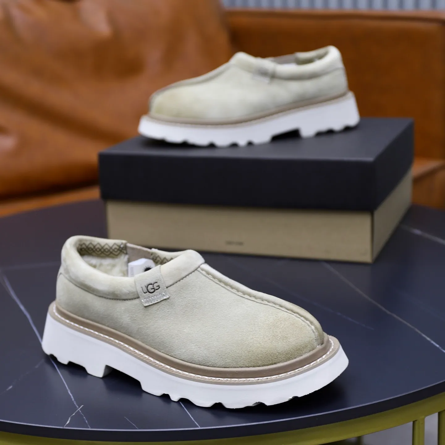 Ex-factory price: 580💰Thick wool imported from Australia Brand: UGG genuine purchasing agent Size: 39-45 Grade: Official website 1:1 Material: First layer of genuine leather waterproof and antifreeze upper Real wool lining Original non-slip soft wear-resistant outsole Style category: Men's casual shoes Trendy style Comfortable on the feet Color: Official website color synchronization